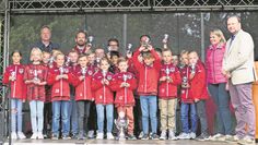 Schwanewede (eb). Bei der Sportlerehrung 2024 kamen rund 300 Gäste im Rathausgarten zusammen. Geehrt wurden Mitglieder aus elf Vereinen, darunter 160 Sportler:innen, 34 Trainer:innen und drei Übungsleiter:innen. Am Ende wurde die Mannschaft des Jahres gekürt, die im Vorjahr diverse erfolge feierte. Die JSG Meyenburg/Aschwarden wurde 2023 Hallenkreismeister, Meister, Pokalsieger und Gewinnermannschaft des Super-Cup-Finales.