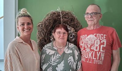 (v. l.) Wendy Admiraal sowie der Vorstand des SoVD, Karin Schröder-Logemann und Lutz Logemann berichten zu Pflegethemen.