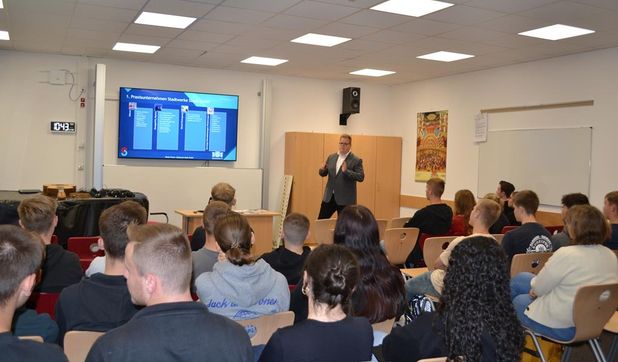 Marten Knust berichtete vom Dualen Studium an der Hochschule 21 in Buxtehude und seinen Erfahrungen im Betrieb bei den Stadtwerken Stade.
