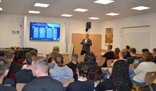 Marten Knust berichtete vom Dualen Studium an der Hochschule 21 in Buxtehude und seinen Erfahrungen im Betrieb bei den Stadtwerken Stade.