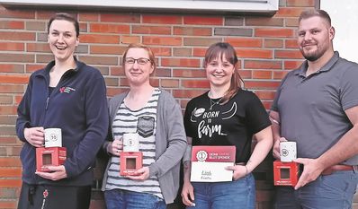 Heinschenwalde (eb). Zum vergangenen Blutspendetermin in Heinschenwalde kamen 78 Spender:innen, darunter drei Erstspender:innen. Bei diesem Termin konnten einige Jubiläen gefeiert werden. Jenny Rathjen und Janett Hillebrandt bekamen für ihre fünfte Spende eine Tasse und auch Mareike Steffens, Marvin Blume und Sven Witthohn wurden für ihre zehnte Spende mit einer Tasse belohnt. Herausstachen konnten Wolfgang Dankeschön mit der 60. Spende und Klaus Volker mit seiner 70. Spende. Tagesbester war Horst Johanns, der bereits zum 116. Mal Blut spendete.
Der nächste Termin steht bereits fest. Am Mittwoch, 24. Juli, kann wieder von 16 bis 10 Uhr in der Mehrzweckhalle Blut gespendet werden.