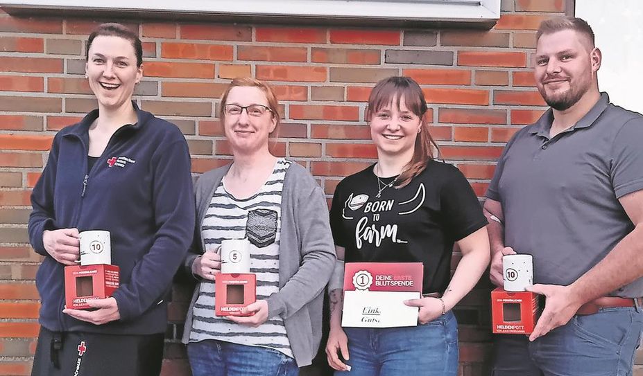 Heinschenwalde (eb). Zum vergangenen Blutspendetermin in Heinschenwalde kamen 78 Spender:innen, darunter drei Erstspender:innen. Bei diesem Termin konnten einige Jubiläen gefeiert werden. Jenny Rathjen und Janett Hillebrandt bekamen für ihre fünfte Spende eine Tasse und auch Mareike Steffens, Marvin Blume und Sven Witthohn wurden für ihre zehnte Spende mit einer Tasse belohnt. Herausstachen konnten Wolfgang Dankeschön mit der 60. Spende und Klaus Volker mit seiner 70. Spende. Tagesbester war Horst Johanns, der bereits zum 116. Mal Blut spendete. 
Der nächste Termin steht bereits fest. Am Mittwoch, 24. Juli, kann wieder von 16 bis 10 Uhr in der Mehrzweckhalle Blut gespendet werden.