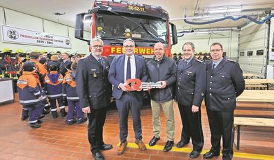 Landrat Marco Prietz (2. v. l.) bei der symbolischen Schlüsselübergabe an die Feuerwehr.