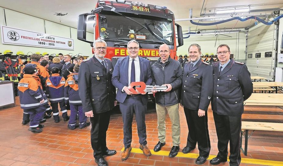 Landrat Marco Prietz (2. v. l.) bei der symbolischen Schlüsselübergabe an die Feuerwehr.