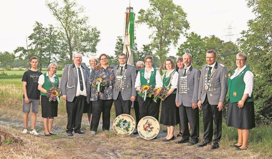 Heidberg-Falkenberg (red). Beim Schüzenfest vom Heidberg-Falkenberger Schützenverein war viel los. Das neue Königshaus setzt sich aus folgenden Leuten zusammen. Damenkönigin Martina Kück, Schützenkönig André Bornemann, Königin Larah Kaufmann, Damenvizekönigin Ingrid Schwalenberg-Drygalla, Vizekönig Jens-Uwe Jackob, Volkskönig Tim Schnakenberg, Volksjugendkönigin Eleonora Belontschak und Volkskinderkönig Lio Fürwentsches. Bei bestem Wetter war es ein erfolgreiches Schützenfest.