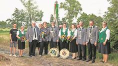 Heidberg-Falkenberg (red). Beim Schüzenfest vom Heidberg-Falkenberger Schützenverein war viel los. Das neue Königshaus setzt sich aus folgenden Leuten zusammen. Damenkönigin Martina Kück, Schützenkönig André Bornemann, Königin Larah Kaufmann, Damenvizekönigin Ingrid Schwalenberg-Drygalla, Vizekönig Jens-Uwe Jackob, Volkskönig Tim Schnakenberg, Volksjugendkönigin Eleonora Belontschak und Volkskinderkönig Lio Fürwentsches. Bei bestem Wetter war es ein erfolgreiches Schützenfest.