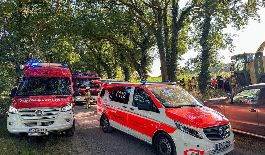 Neben umfangreichen Kräften des Rettungsdienstes waren  zwei Ortsfeuerwehren mit acht Einsatzfahrzeugen und rund 35 Einsatzkräften vor Ort.