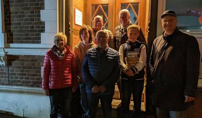 Geschäftsinhaber Bernd Jäger (re.) gratuliert den Teilnehmenden der diesjährigen Geocachingaktion.