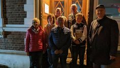Geschäftsinhaber Bernd Jäger (re.) gratuliert den Teilnehmenden der diesjährigen Geocachingaktion.
