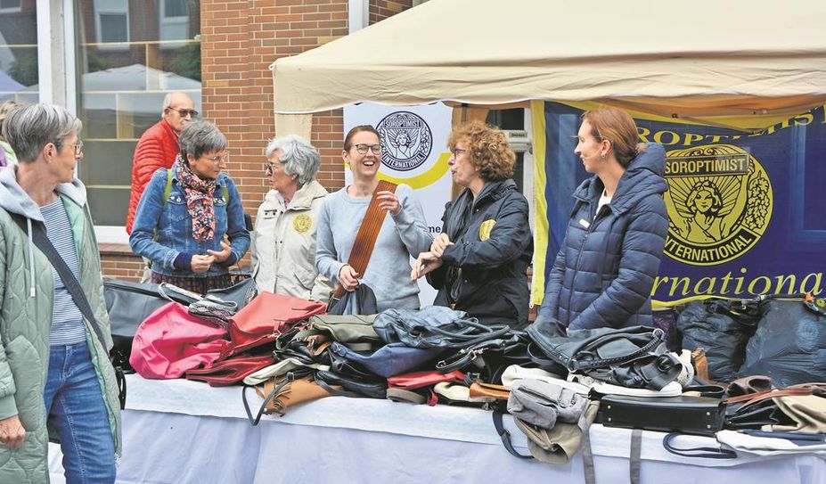 Die Soroptimistinnen verkauften Handtaschen für einen guten Zweck.