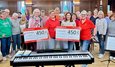 Die Vertreterinnen beider Organisationen nahmen die Spenden dankbar entgegen.