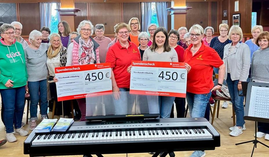 Die Vertreterinnen beider Organisationen nahmen die Spenden dankbar entgegen.
