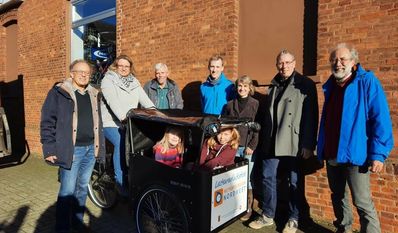 Freuen sich über das E-Lastenrad: Vorsitzende Regina Hilbers (2.v.l.) mit Mitglieder:innen des Vereins.