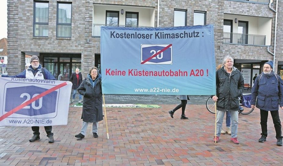 Gegner:innen der Küstenautobahn protestierten am Dienstag in Bremervörde.