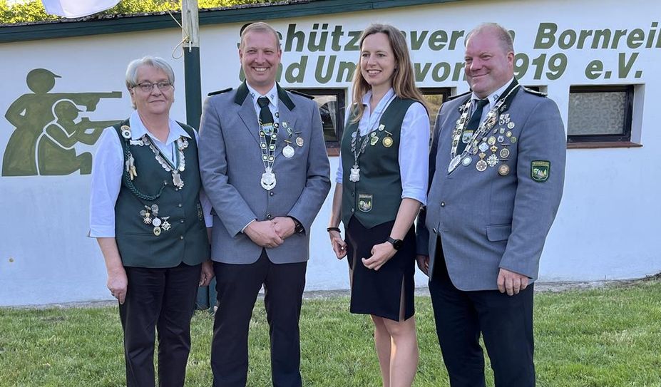 Ein letztes Mal soll das aktuelle Königshaus gefeiert werden. (v. l.) Waltraud Semken, Florian Knoblauch, Andreas Kaminski und Karsten Becker freuen sich.