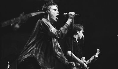 Die „Antithese zur Menschheit“: Sänger Johnny Rotten und Gitarrist Steve Jones von den Sex Pistols.