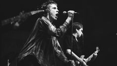 Die „Antithese zur Menschheit“: Sänger Johnny Rotten und Gitarrist Steve Jones von den Sex Pistols.