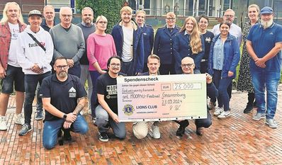 Mitglieder des Lions Clubs und die Spendenempfänger freuen sich über das hohe Spendenergebnis.