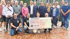 Mitglieder des Lions Clubs und die Spendenempfänger freuen sich über das hohe Spendenergebnis.