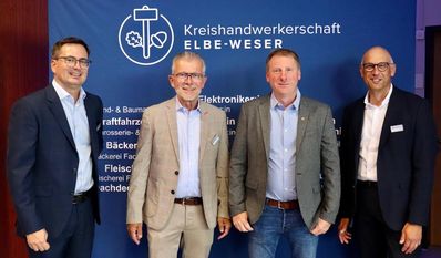 Jan Göldner (GF), Joachim Runge (Kreishandwerksmeister Osterholz), Markus Hünken (Stellv. KHWM Osterholz) und Dr. Jan-Peter Halves (GF)