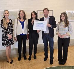 Christiane Unruh (vom ArL Lüneburg, Dezernatsleiterin Verden), Karin Beckmann (Landesbeauftragte ARL Lüneburg) und Ministerin Miriam Staudte, Gemeindebürgermeister Marc Breitenfeld und seine Assistentin Caroline Schröder