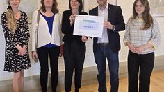 Christiane Unruh (vom ArL Lüneburg, Dezernatsleiterin Verden), Karin Beckmann (Landesbeauftragte ARL Lüneburg) und Ministerin Miriam Staudte, Gemeindebürgermeister Marc Breitenfeld und seine Assistentin Caroline Schröder