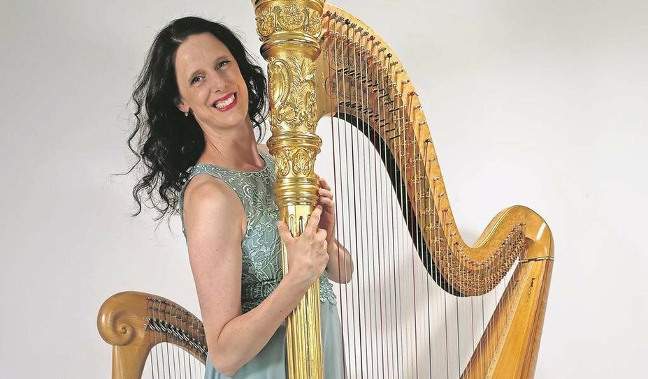 Jennifer Lang ist mit ganzem Herzen dabei, wenn sie Harfe spielt.