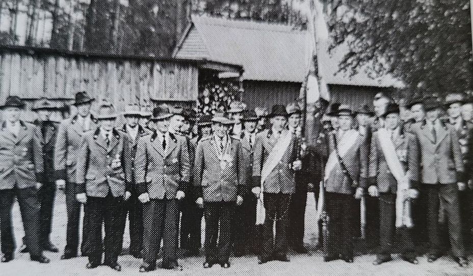 Die Mitglieder bei der Reorganisation des Schützenvereins im Jahr 1950.