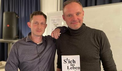 Marcel Riepegerste (li.) und Andre Müller-Jekosch mit ihrem gemeinsamen Buch: Stich ins Leben.