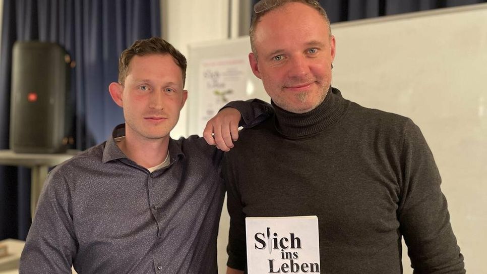 Marcel Riepegerste (li.) und Andre Müller-Jekosch mit ihrem gemeinsamen Buch: Stich ins Leben.