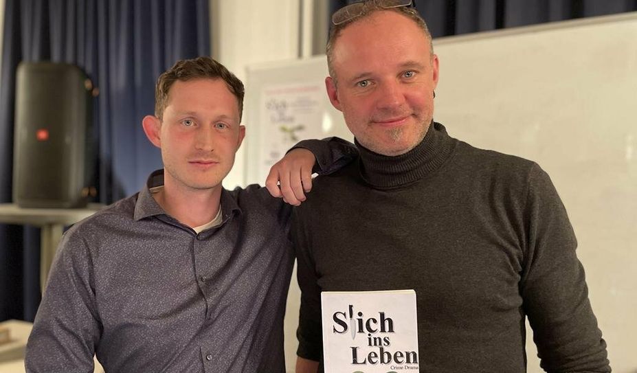 Marcel Riepegerste (li.) und Andre Müller-Jekosch mit ihrem gemeinsamen Buch: Stich ins Leben.