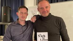 Marcel Riepegerste (li.) und Andre Müller-Jekosch mit ihrem gemeinsamen Buch: Stich ins Leben.