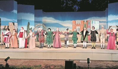 Gelungene Premiere: Die Darsteller:innen bedanken und verbeugen sich beim Publikum.