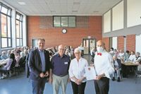 Bürgermeister Guido Dieckmann (v. li.) gratulierte Tanzleiter Udo Bernshausen, Anneliese Brandt und Jörg Baufeld ( Vorsitzender DRK Ortsgruppe Beverstedt) zum gelungenen 25-jährigen Jubiläum.