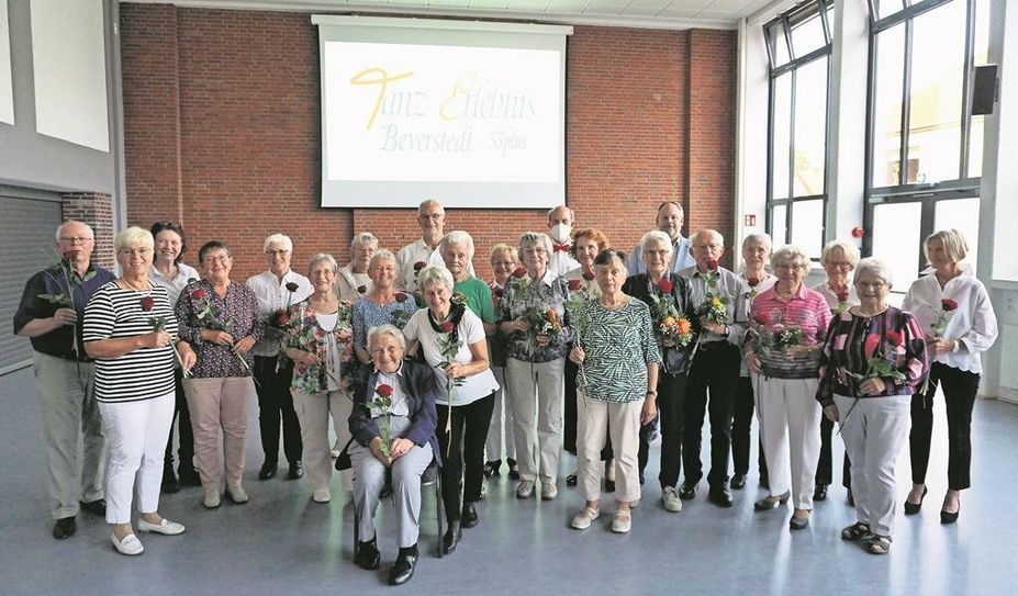 Auf der Jubiläumsfeier gab es viel Beifall für Tanzleiter Udo Bernshausen (li.) und die Tanzgruppe „Tanz Erlebnis Beverstedt 55 Plus‘‘.