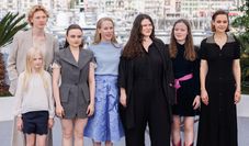 Regisseurin Mascha Schilinski (dritte von rechts) und Darsteller:innen bei der Präsentation des Filmes in Cannes.