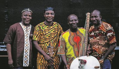 Adjiri Odametey und seine Band entführen die Zuhörer:innen in eine andere Welt.