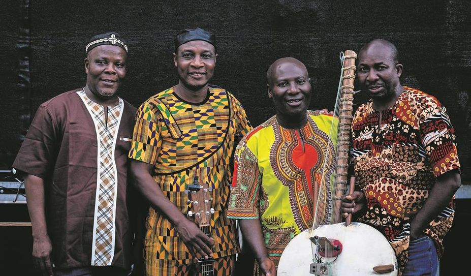 Adjiri Odametey und seine Band entführen die Zuhörer:innen in eine andere Welt.