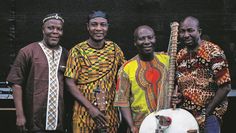 Adjiri Odametey und seine Band entführen die Zuhörer:innen in eine andere Welt.