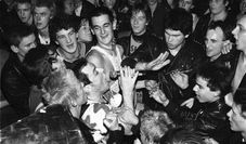 Oben: Abriss in der Realschule Rotenburg. Die Dead Kennedys. Unten: Unser Autor, der zu Hause bleiben musste, weil er nicht trampen durfte.