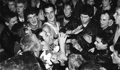 Oben: Abriss in der Realschule Rotenburg. Die Dead Kennedys. Unten: Unser Autor, der zu Hause bleiben musste, weil er nicht trampen durfte.