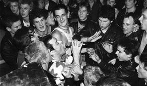 Oben: Abriss in der Realschule Rotenburg. Die Dead Kennedys. Unten: Unser Autor, der zu Hause bleiben musste, weil er nicht trampen durfte.