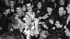 Oben: Abriss in der Realschule Rotenburg. Die Dead Kennedys. Unten: Unser Autor, der zu Hause bleiben musste, weil er nicht trampen durfte.