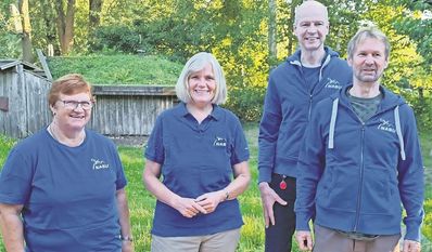 Fördern die Umweltpyramide: Renate Tiedemann (v. li.), Renate Warren, Walter Lemmermann und Dirk Israel vom NABU-Kreisverband Bremervörde-Zeven.