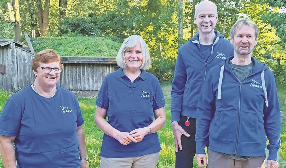 Fördern die Umweltpyramide: Renate Tiedemann (v. li.), Renate Warren, Walter Lemmermann und Dirk Israel vom NABU-Kreisverband Bremervörde-Zeven.