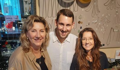 Birgit Krohn freut sich mit Sohn Robin über viele Kundenbesuche im Ladengeschäft Alte Straße 79 in Bremervörde. Unten: Mutter und Sohn mit Mitarbeiterin Bianka Blume.