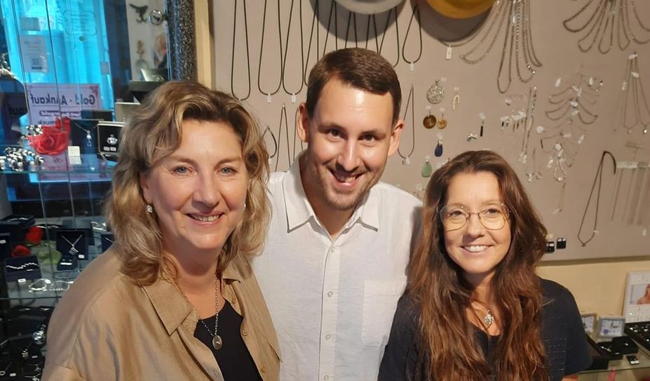 Birgit Krohn freut sich mit Sohn Robin über viele Kundenbesuche im Ladengeschäft Alte Straße 79 in Bremervörde. Unten: Mutter und Sohn mit Mitarbeiterin Bianka Blume.