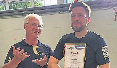 Timo Schröder (rechts) mit seiner Ehrenurkunde und Jürgen Linke (links) vom Kreissportbund Osterholz.