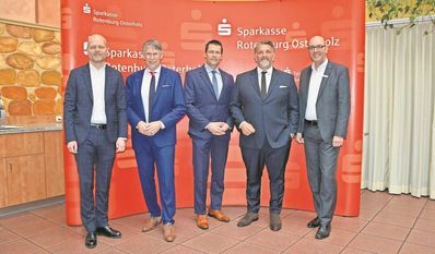 Die Vorstandsmitglieder (v. li.) Axel Seidenschwarz, Marco Tulodetzki, Thorben Prenntzell, Marko Putaro und Volker Eichler freuen sich darüber, dass die Jahresbilanz der Sparkasse Rotenburg Osterholz abermals gut ausgefallen ist.