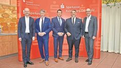 Die Vorstandsmitglieder (v. li.) Axel Seidenschwarz, Marco Tulodetzki, Thorben Prenntzell, Marko Putaro und Volker Eichler freuen sich darüber, dass die Jahresbilanz der Sparkasse Rotenburg Osterholz abermals gut ausgefallen ist.